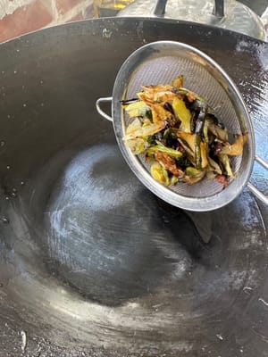 냄비를 깨끗이 씻고, 익힌 파를 냄비에 다시 넣은 후 기름을 약간 두르고 준비한 육수를 부어 살짝 볶다가 적당량의 끓는 물을 넣습니다.