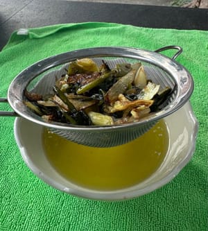 다진 파를 모두 넣고 이 모양이 될 때까지 끓인 후, 기름은 따로 걸러냅니다.