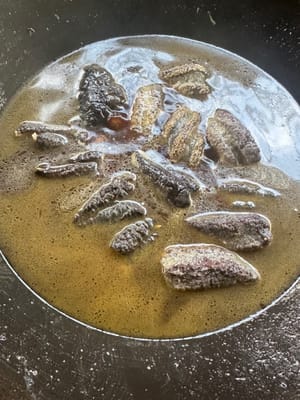 해삼과 다진 파를 넣으세요.