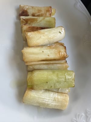 파를 노릇하게 익을 때까지 끓인 후, 불에서 내려 따로 두세요.