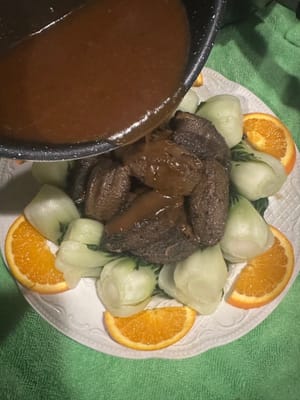 청경채 가운데에 해삼을 놓고 그 위에 속을 부어주세요.