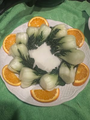 시각적인 아름다움과 식감을 살리기 위해 접시에 청경채와 오렌지를 보기 좋게 담아주세요.