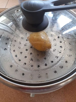 ジャガイモを柔らかくなるまで茹で、皮をむいてマッシュします。