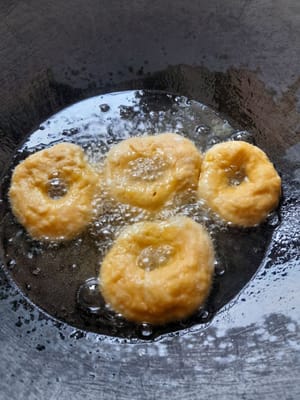 フライパンに油をたっぷりひき、弱火でドーナツを焼きます。外側は焦げず、中はしっかり火が通るように、均等に焼き色がつくまで焼きます。油を吸いすぎないよう、ドーナツをひっくり返すのは一度だけにしましょう。