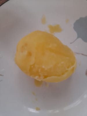 ジャガイモを柔らかくなるまで茹で、皮をむいてマッシュします。