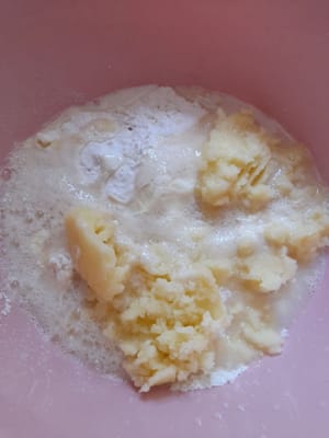 容器（小麦粉250グラム、粉ミルク大さじ1、グラニュー糖大さじ3、マッシュポテト、卵）を用意します。手順1を流し込み、よく混ぜます。