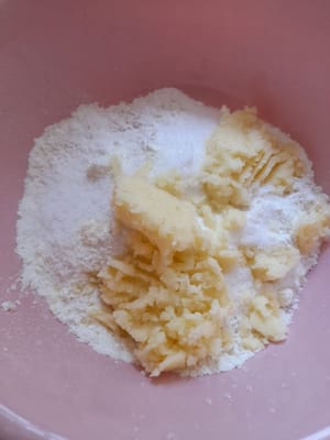 容器（小麦粉250グラム、粉ミルク大さじ1、グラニュー糖大さじ3、マッシュポテト、卵）を用意します。手順1を流し込み、よく混ぜます。