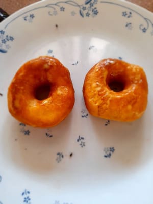 ドーナツが冷めたら、少量のマーガリンを塗り、チョコレートスプリンクルを振りかける（お好みで）。