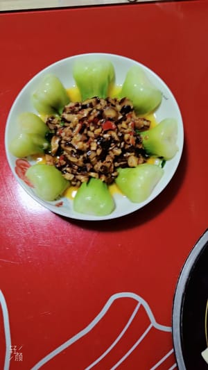 香菇丁倒入料汁翻炒均匀后出锅装碟。