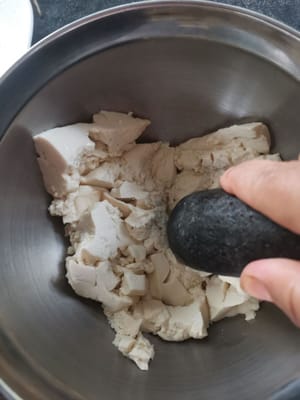 lavare bene il tofu e poi schiacciarlo