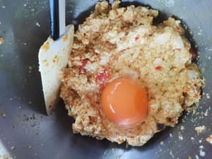 quindi aggiungere le uova e mescolare fino a quando non saranno ben amalgamate.