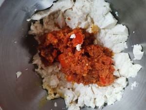 mettere poi le spezie nel contenitore contenente il tofu schiacciato.