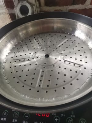 preparare una padella, versare l'acqua, attendere che l'acqua bolla