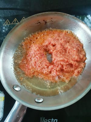 preparare una padella, versare l'olio, attendere che sia caldo, quindi aggiungere le spezie.