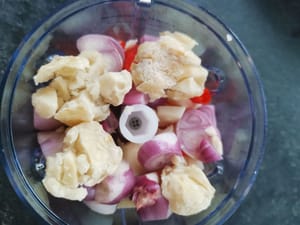 preparare le spezie da macinare (scalogno, aglio, noci di macadamia, peperoncino e un po' d'acqua, poi frullare)