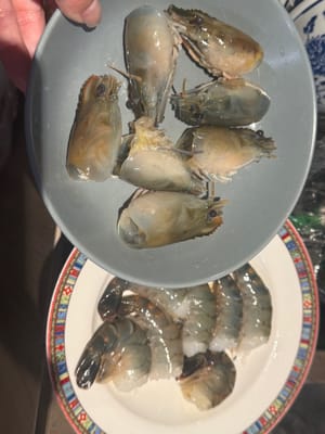 Separare le teste e togliere l'intestino ai gamberi.