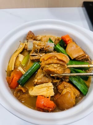 Antes de retirar del fuego, añadir los palitos de tofu seco remojados y los brotes de ajo, cocinar durante 2 minutos, probar el punto de sal y añadir sal al gusto. ¡Huele de maravilla, delicioso!