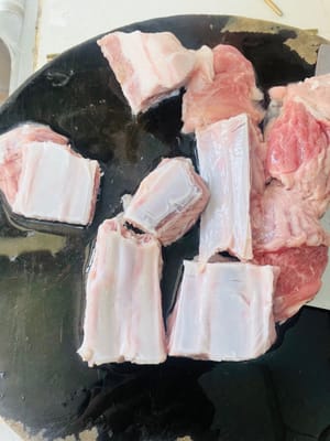 Corte las chuletas de cordero en trozos y sumérjalas en agua fría durante una hora, cambiando el agua varias veces para eliminar la sangre (si le resulta complicado, puede pedirle al carnicero que lo haga y las corte más).

Me gusta usar chuletas de cordero porque tienen mucha menos grasa que la panceta, y la carne es firme y nada grasosa, lo cual me encanta.