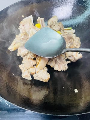 Rocíe una cucharada de vino blanco por el borde del wok para que libere el aroma, luego vierta la salsa preparada y saltee un rato para que las chuletas de cordero se impregnen de ella. A continuación, añada la raíz de angélica, la cáscara de mandarina seca, el espino blanco y la angélica sinensis, junto con las castañas de agua y la caña de azúcar. Añada una cucharada de sal como sal base y remueva todo bien.