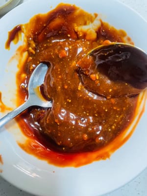 Preparemos la salsa. En un tazón pequeño, ponga 4 piezas de tofu fermentado, 2 piezas de tofu rojo fermentado y luego dos cucharadas grandes de salsa hoisin (unos 30 gramos). Remueva hasta que se disuelva y reserve.

Si desea una salsa más espesa, puede agregar salsa de soja oscura.