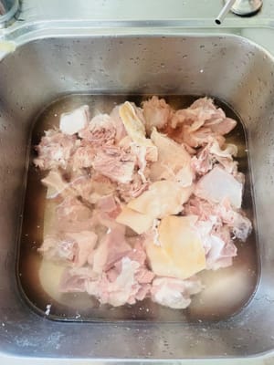 Corte las chuletas de cordero en trozos y sumérjalas en agua fría durante una hora, cambiando el agua varias veces para eliminar la sangre (si le resulta complicado, puede pedirle al carnicero que lo haga y las corte más).

Me gusta usar chuletas de cordero porque tienen mucha menos grasa que la panceta, y la carne es firme y nada grasosa, lo cual me encanta.