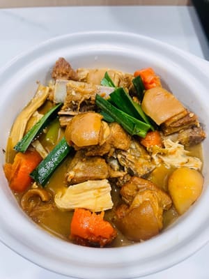 Antes de retirar del fuego, añadir los palitos de tofu seco remojados y los brotes de ajo, cocinar durante 2 minutos, probar el punto de sal y añadir sal al gusto. ¡Huele de maravilla, delicioso!