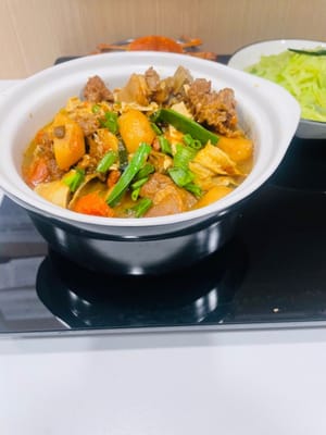 ¡El cordero se disfruta mejor caliente! Personalmente, uso un plato calefactor para mantener la olla caliente. Si no tienes plato calefactor, usar un quemador de alcohol también es perfecto; mantiene la comida caliente y acogedora, creando un ambiente acogedor en la mesa.