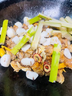 Rocíe una cucharada de vino blanco por el borde del wok para que libere el aroma, luego vierta la salsa preparada y saltee un rato para que las chuletas de cordero se impregnen de ella. A continuación, añada la raíz de angélica, la cáscara de mandarina seca, el espino blanco y la angélica sinensis, junto con las castañas de agua y la caña de azúcar. Añada una cucharada de sal como sal base y remueva todo bien.