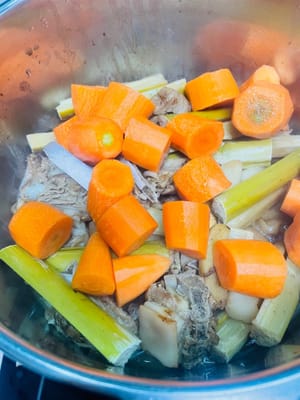 Vierta todos los ingredientes en una olla a presión y cocine durante 3 minutos. Luego, apague el fuego (mi olla a presión tarda 20 minutos en liberar la presión de forma natural, por lo que este paso equivale a hervir a fuego lento durante 20 minutos). Si no tiene olla a presión y usa una olla normal, deberá cocinar a fuego lento durante 40-45 minutos. Una vez que la olla a presión haya liberado completamente la presión, abra la tapa, agregue las zanahorias, vuelva a cerrar la tapa y caliente durante 1 minuto para liberar la presión. Luego, apague el fuego y deje que la olla libere la presión de forma natural. Una vez liberada la presión, vuelva a abrir la tapa; este ciclo equivale a hervir a fuego lento durante otros 20 minutos.