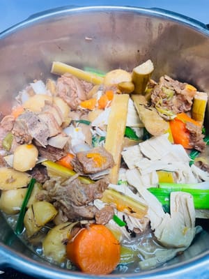 Antes de retirar del fuego, añadir los palitos de tofu seco remojados y los brotes de ajo, cocinar durante 2 minutos, probar el punto de sal y añadir sal al gusto. ¡Huele de maravilla, delicioso!