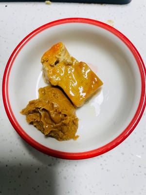 (Opcional) Prepara un plato pequeño, añade 2 trozos de tofu fermentado, una cucharada de mantequilla de cacahuete y remueve para hacer una salsa para mojar. ¡Quienes la han probado saben a qué me refiero! 😄