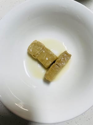 Preparemos la salsa. En un tazón pequeño, ponga 4 piezas de tofu fermentado, 2 piezas de tofu rojo fermentado y luego dos cucharadas grandes de salsa hoisin (unos 30 gramos). Remueva hasta que se disuelva y reserve.

Si desea una salsa más espesa, puede agregar salsa de soja oscura.