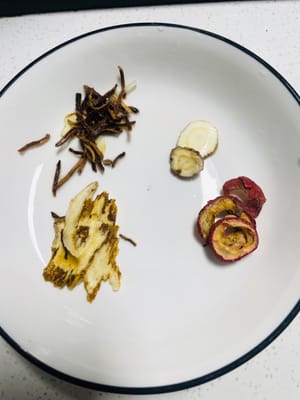 Prepare las siguientes especias: Angelica dahurica, cáscara de mandarina seca, espino y angelica sinensis.