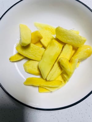 Cortar el jengibre en rodajas y reservar.