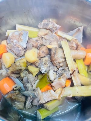 Vierta todos los ingredientes en una olla a presión y cocine durante 3 minutos. Luego, apague el fuego (mi olla a presión tarda 20 minutos en liberar la presión de forma natural, por lo que este paso equivale a hervir a fuego lento durante 20 minutos). Si no tiene olla a presión y usa una olla normal, deberá cocinar a fuego lento durante 40-45 minutos. Una vez que la olla a presión haya liberado completamente la presión, abra la tapa, agregue las zanahorias, vuelva a cerrar la tapa y caliente durante 1 minuto para liberar la presión. Luego, apague el fuego y deje que la olla libere la presión de forma natural. Una vez liberada la presión, vuelva a abrir la tapa; este ciclo equivale a hervir a fuego lento durante otros 20 minutos.