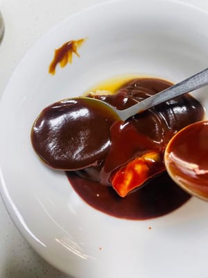 Preparemos la salsa. En un tazón pequeño, ponga 4 piezas de tofu fermentado, 2 piezas de tofu rojo fermentado y luego dos cucharadas grandes de salsa hoisin (unos 30 gramos). Remueva hasta que se disuelva y reserve.

Si desea una salsa más espesa, puede agregar salsa de soja oscura.