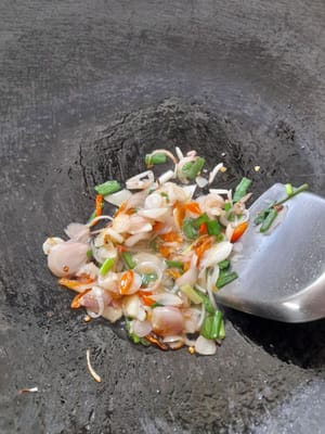 Schalotten und Knoblauch anbraten, bis sie duften, Cayennepfeffer und Frühlingszwiebeln hinzufügen und anbraten, bis sie welk sind.