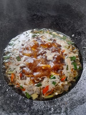 Nach dem Aufkochen Salz und Brühepulver hinzufügen.