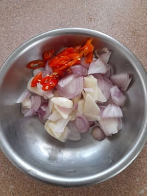 Shallots and garlic, chilies and tomatoes, sliced spring onions