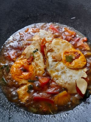 Anschließend die Eier und Tomatenstücke dazugeben. Fertig kochen, servieren.