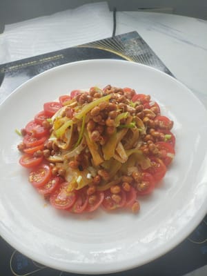 토마토 가운데에 두부와 쓴맛이 나는 호박 조각을 섞은 것을 놓습니다.