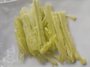 쓴맛이 나는 오이 200g을 잘게 썬다.