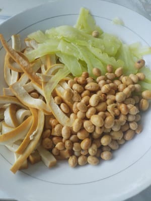 데친 쓴맛이 나는 오이와 두부를 접시에 담고 익힌 콩을 넣습니다.