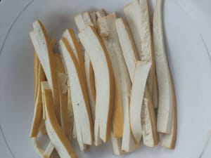 말린 두부 200g을 잘게 썬다.