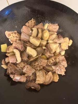 锅热下油。姜蒜爆香、下排骨炒5分钟、再放花菇鮑魚一起再炒5分、再加食用水、等水開後、再換電高壓煲。