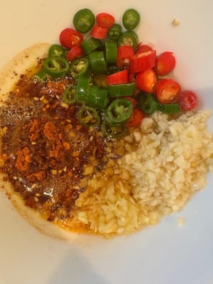 Seguita da tutti i condimenti liquidi. Quindi la salsa è pronta