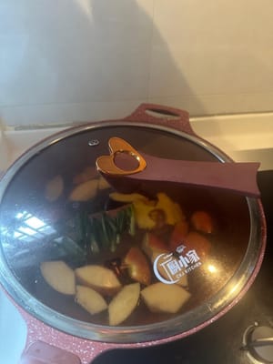 Iniziare sbollentando la pancetta di maiale in acqua fredda per 30 minuti