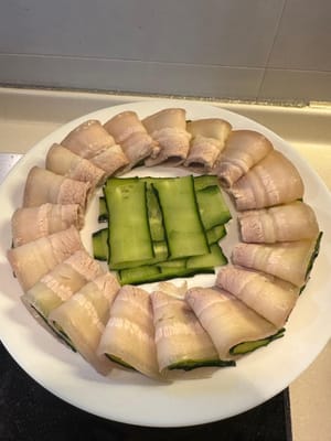 quindi, metti altri cetrioli al centro come base per impilare la parte centrale come mostrato