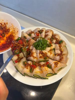 Versare la salsa sulla carne in modo uniforme