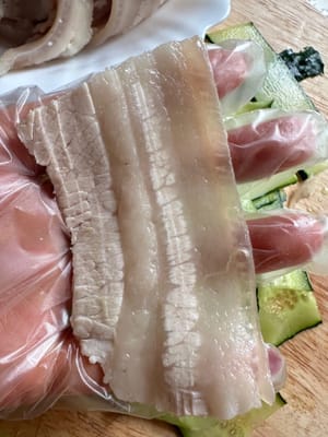 prendi una fetta di carne, mettici sopra un cetriolo e piega